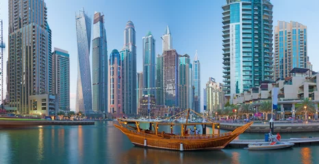 Fototapeten Dubai - Die abendliche Marina. © Renáta Sedmáková