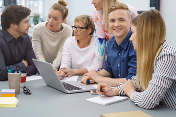 team sitzt am schreibtisch in einer besprechung
