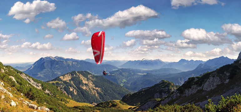 Gleitschirmflieger am Osterfelderkopf mit Wei&szlig;blauen Himmel, Bayern, Deutschland