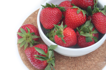Fragole intere su ciotola isolate su sfondo bianco