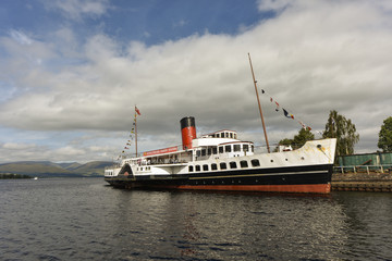 Naklejka premium Paddle steamer in scenic Loch Lomond - the last paddle steamer built in Britain, Scotland, United Kingdom