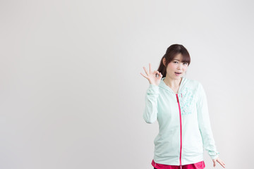 スポーツウェアの女性・白バック