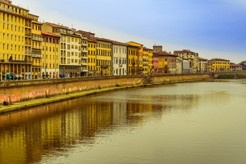 Fototapeta na wymiar Arno in Pisa