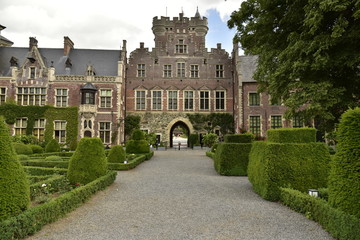 Fototapeta na wymiar Le jardin de la cour d'honneur du château de Gaasbeek près de Bruxelles