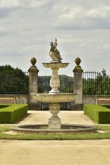 La fontaine rustique au milieu du jardin à la française du domaine du château-fort de Gaasbeek 