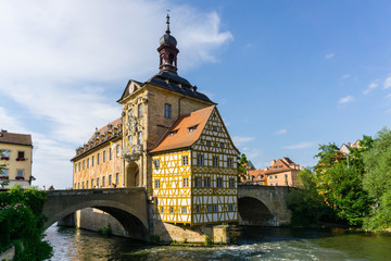 Altes Rathaus in Bamberg bei blauen Himmel mit Wolken Wolke