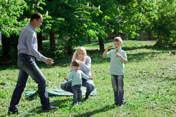 A family of four people are allowed to make soap bubbles.