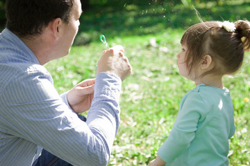 A family of four people are allowed to make soap bubbles.