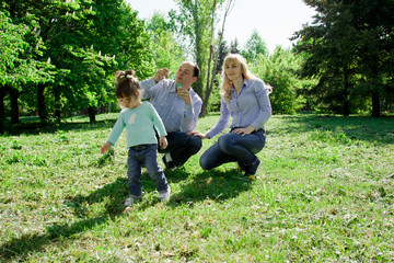 A family of four people are allowed to make soap bubbles.