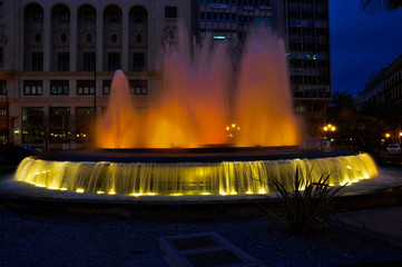 Fuente en naranja