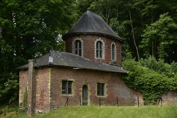 Fototapeta premium La petite chapelle en pleine nature au domaine du château de Gaasbeek près de Bruxelles 