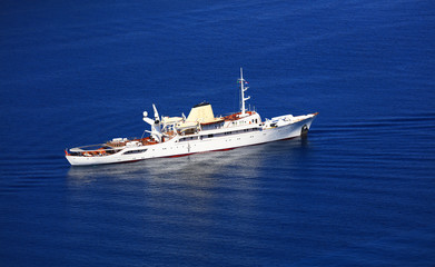 Naklejka premium Ship on the ocean
