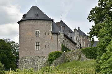 Fototapeta na wymiar Le château de Gaasbeek en style Renaissance Flamand bâti sur les anciennes fortifications médiévales en pierres 