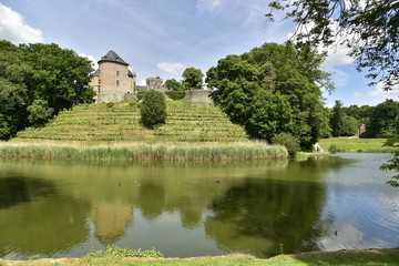Fototapeta na wymiar Le premier étang du domaine devant le champs de la vigne et le remarquable château-fort de Gaasbeek ,près de Bruxelles 