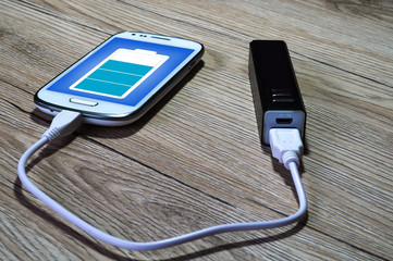 smartphone lädt an einer powerbank