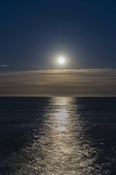 Luna llena en el mediterraneo.