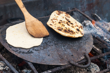 Baking of travel cakes on an open fire