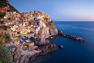 Das Dorf Manarola beim Cinque Terre in La Spezia, Ligurien, Italien - obrazy, fototapety, plakaty
