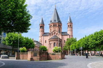 Fototapeta na wymiar Dom St. Martin in Mainz bei blauen Himmel Wolken