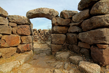 arco di accesso a un luogo di culto; sito nuragico di Serra Orrios presso Dorgali (Nuoro, Sardegna)