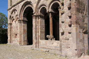 Fototapeta na wymiar particolare della facciata della chiesa romanica di Sant'Antioco di Bisarcio (Sassari, Sardegna)
