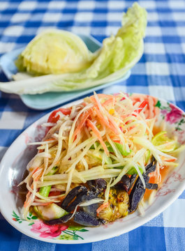 Spicy papaya salad with salted crab