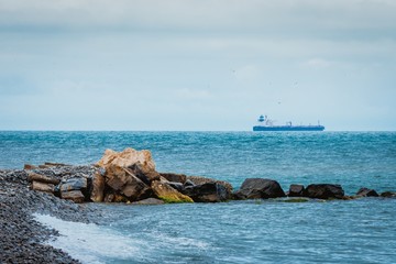 лодка на горизонте черного моря