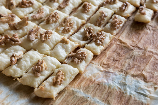 Cook appetizers with bread and walnuts