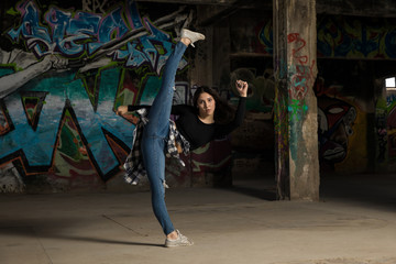 Obraz na płótnie Canvas Female dancer doing a leg split