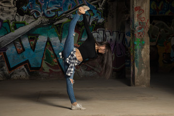 Fototapeta na wymiar Young female dancer doing a leg split