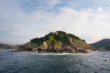 Fototapeta na wymiar Santa clara island in San Sebastian city coastline.