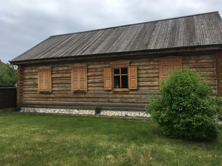 Obraz premium Деревянный дом в сельской местности 