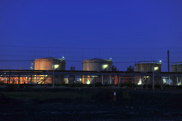 Fototapeta na wymiar Petroleum reserve tank