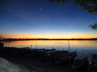 atardecer en puerto de lago amazónico 9