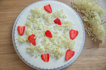 Käsekuchen mit Holunder und Erdbeeren 