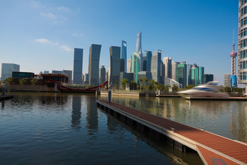 Naklejka premium Słoneczne niebo w budynku miasta panoramę Szanghaju