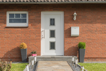 Weiße Haustür eines Hauses