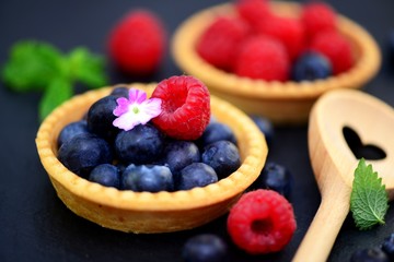 Dessert: Törtchen mit Heidelbeeren und Himbeeren