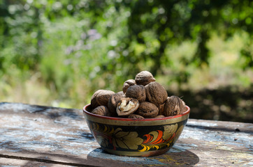 Орехи в деревянной тарелочке
