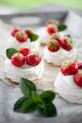 Mini pavlova