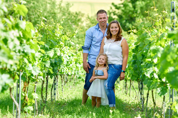 junge Familie im Weinberg