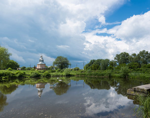 церковь у пруда