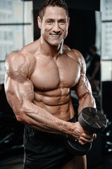Obraz na płótnie Canvas Strong bodybuilder man at the gym