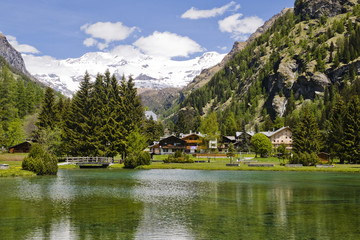 Nelle  belle acque del lago Gover a Gressoney saint jean , si riflette il monte Rosa.