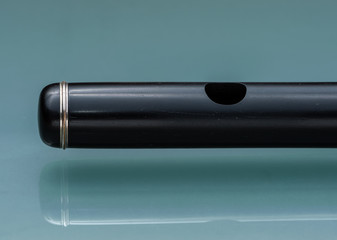 Mundstück einer Piccoloflöte aus Holz