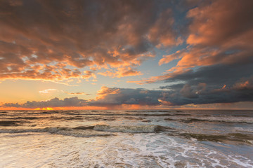 Obraz premium Beatiful sunset with clouds over sea and beach