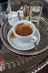 Eine Tasse mit starkem Espresso oder Kaffee