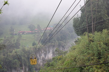 Telef&eacute;rico pasando el ca&ntilde;&oacute;n