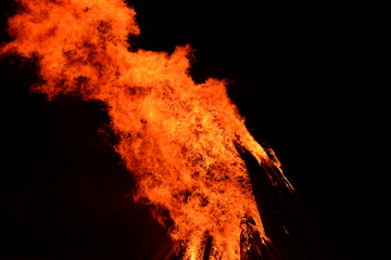 Feuersbrunst, lodernde Flammen vorm Nachthimmel