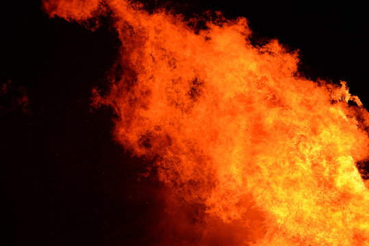Inferno, gewaltiges Feuer vorm Nachthimmel